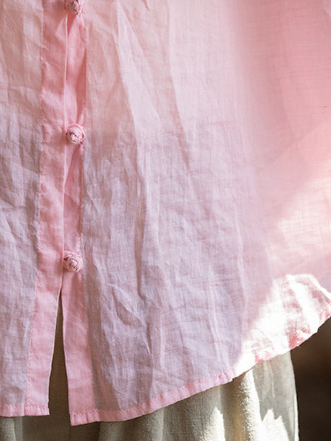 Oversized 100% linen blouse with frog-button closure and curved hem in lightweight fabric
