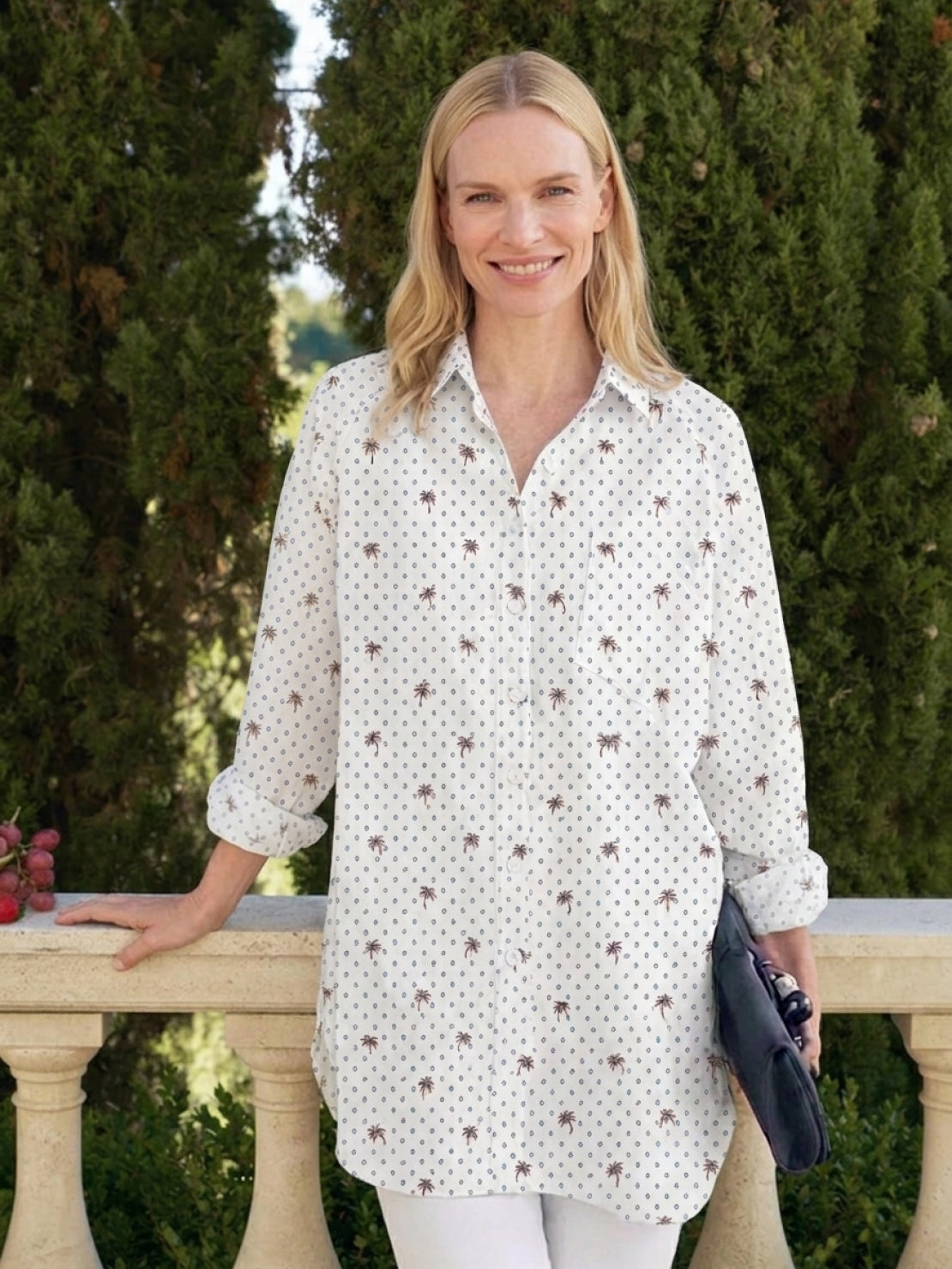 Relaxed oversized linen shirt in 100% cotton with back pleat and button-up design