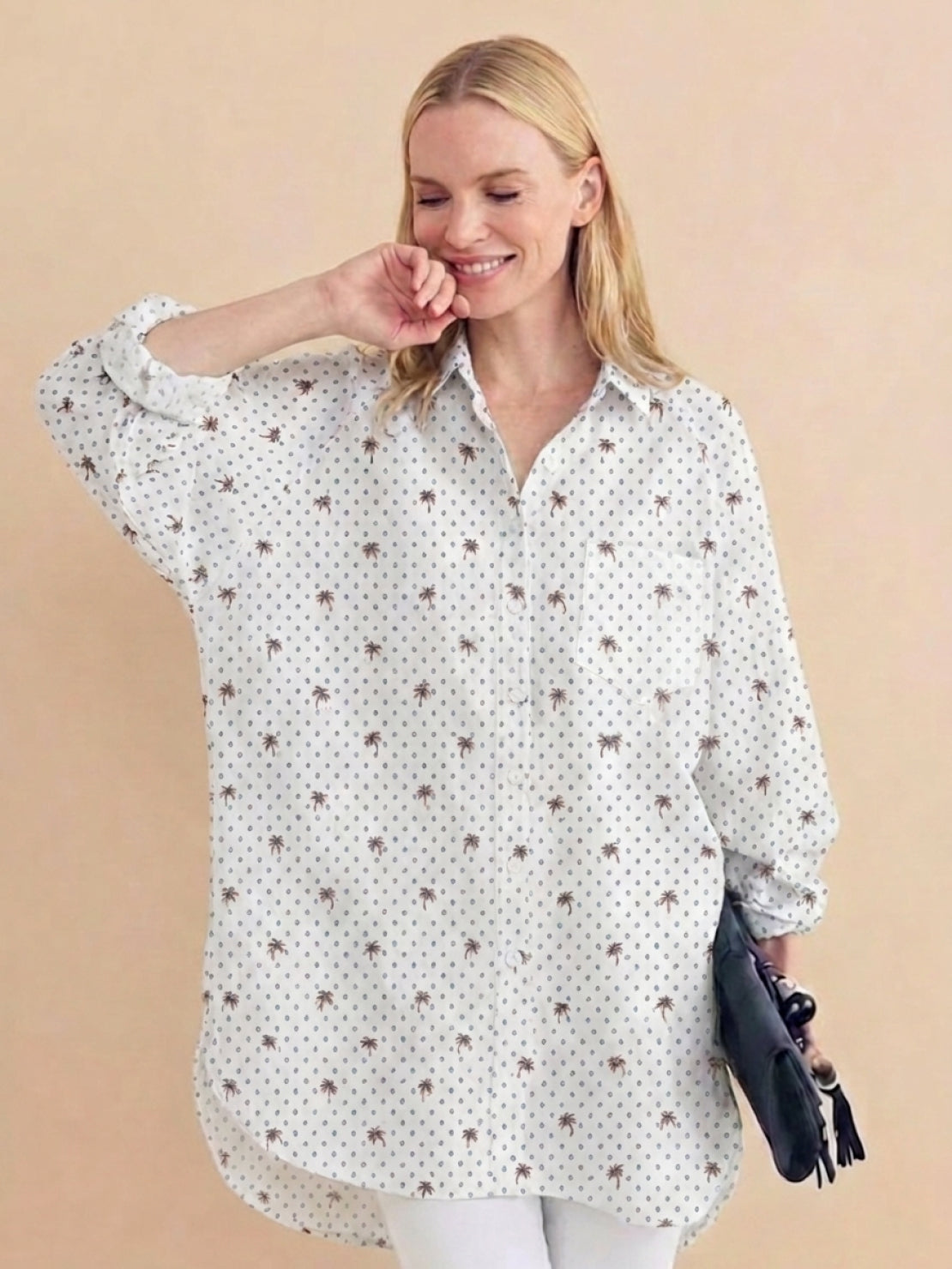 Relaxed oversized linen shirt in 100% Italian cotton with back pleat and button-up design