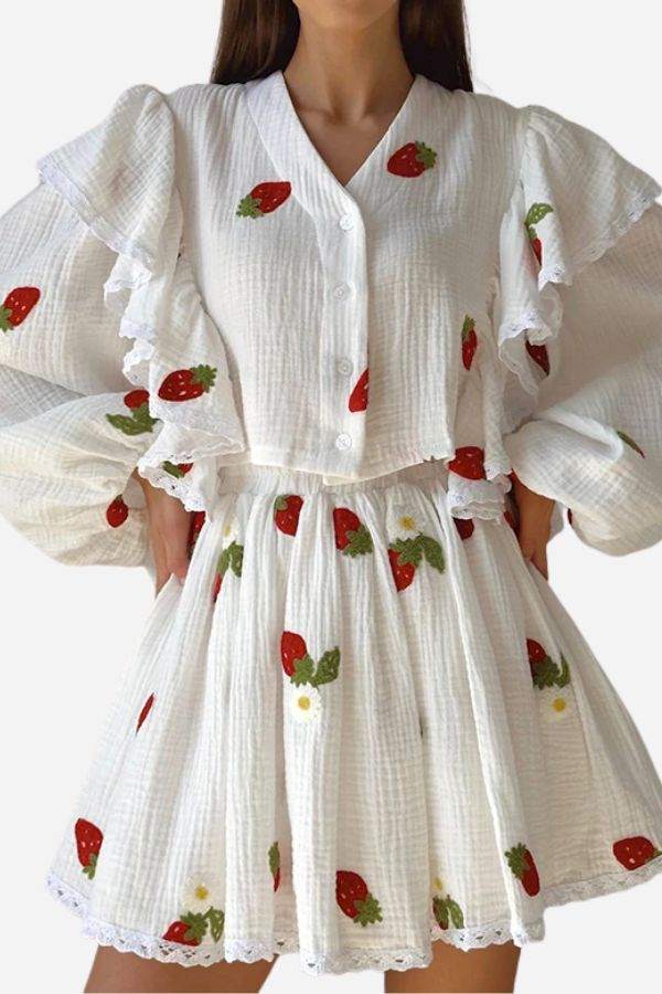 White Sweet Countryside 100% cotton two-piece set with strawberry and floral prints, ruffled edges, and a relaxed fit.