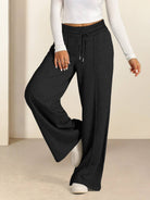 Soft knit wide-leg pants with elastic waist and side pockets in breathable fabric