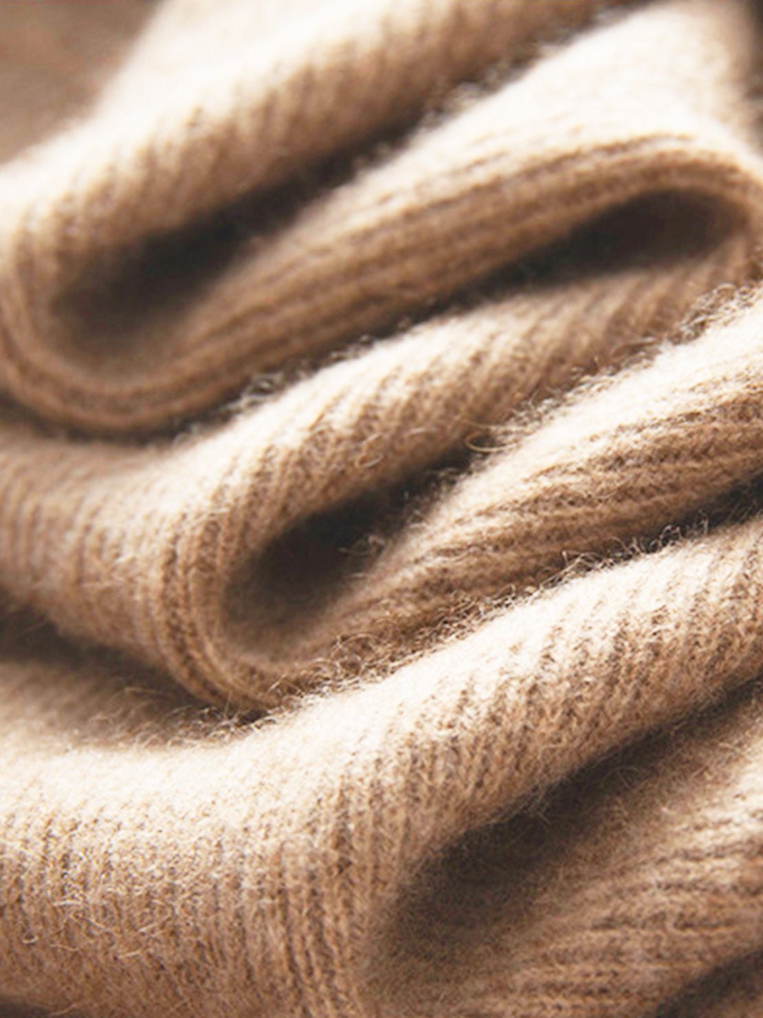 Lightweight 100% cashmere round neck pullover with long sleeves and hip-length cut