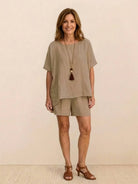 Comfy linen-like shirt and shorts two-piece set in breathable fabric for casual and versatile wear