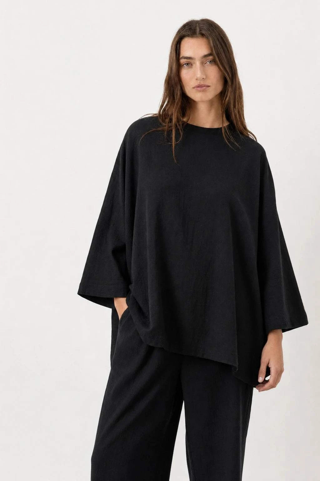 Everyday fashion loose-fit two-piece matching set in breathable fabric with relaxed silhouette