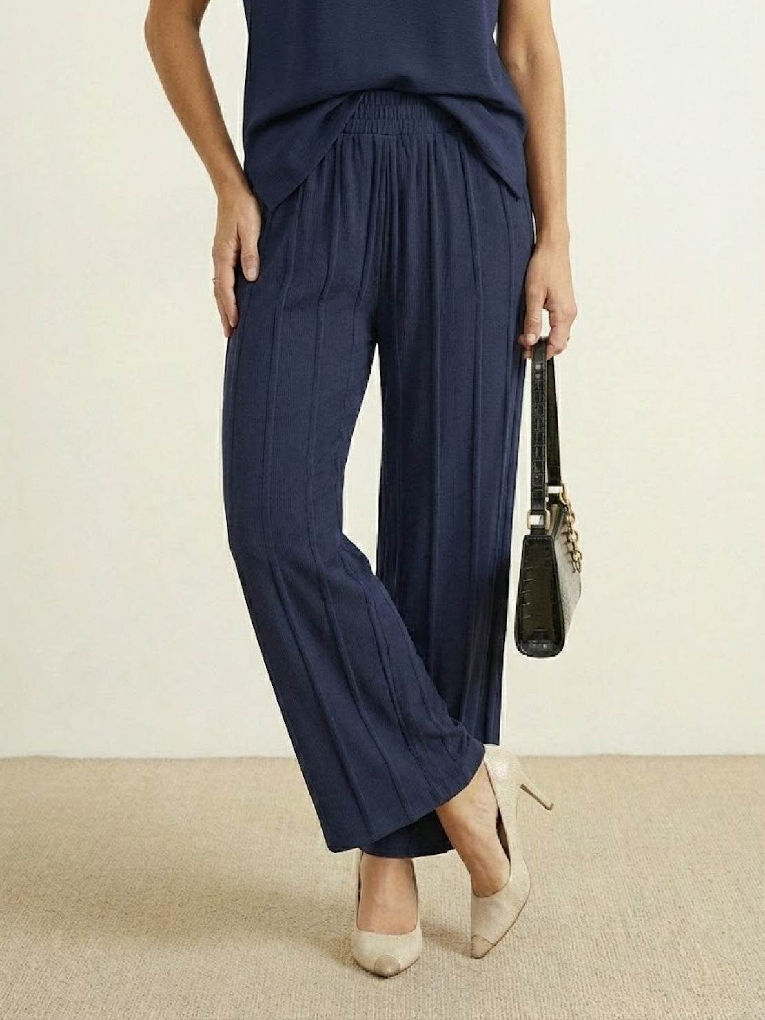 First Class Travel two-piece set in premium viscose-acrylic fabric with pleated wide-leg pants and matching top for wrinkle-resistant comfort and elegance